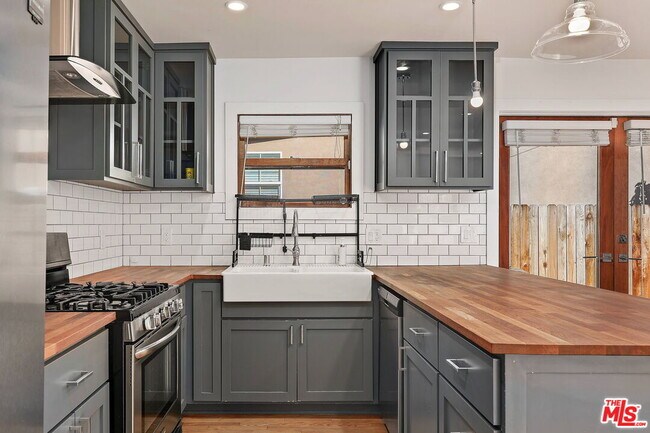 Building Photo - 1453 Hepner Ave