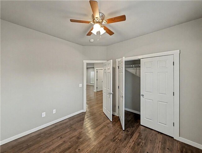 Building Photo - 862 Oakwood Ct