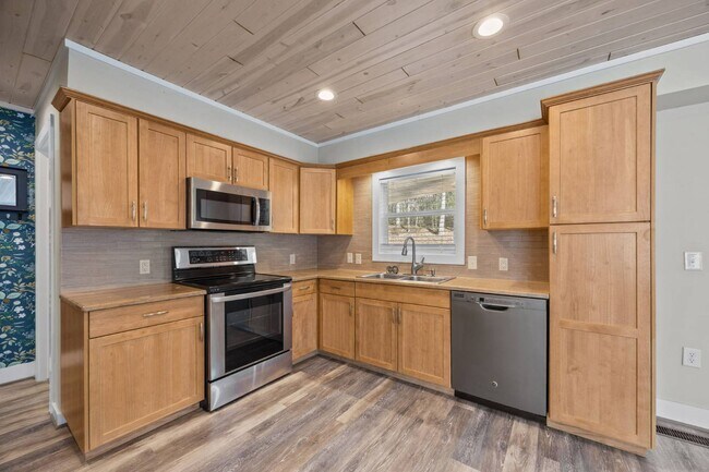 Building Photo - 251 Landwood Ln