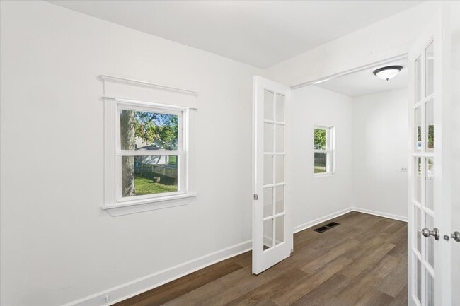 Building Photo - 540 E 4th St