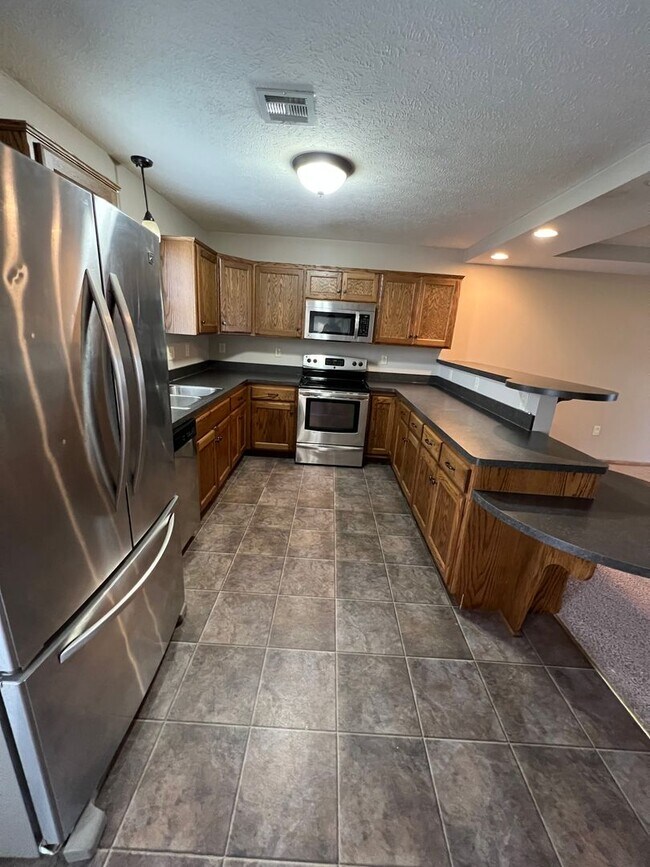 Building Photo - 727 W 8th St