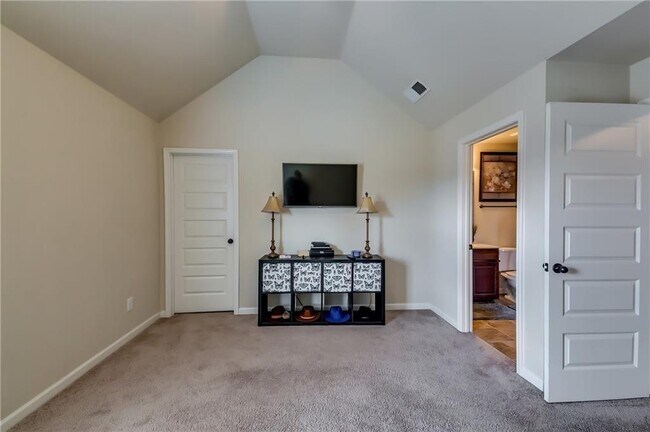 Building Photo - 2216 Golden Eagle Dr