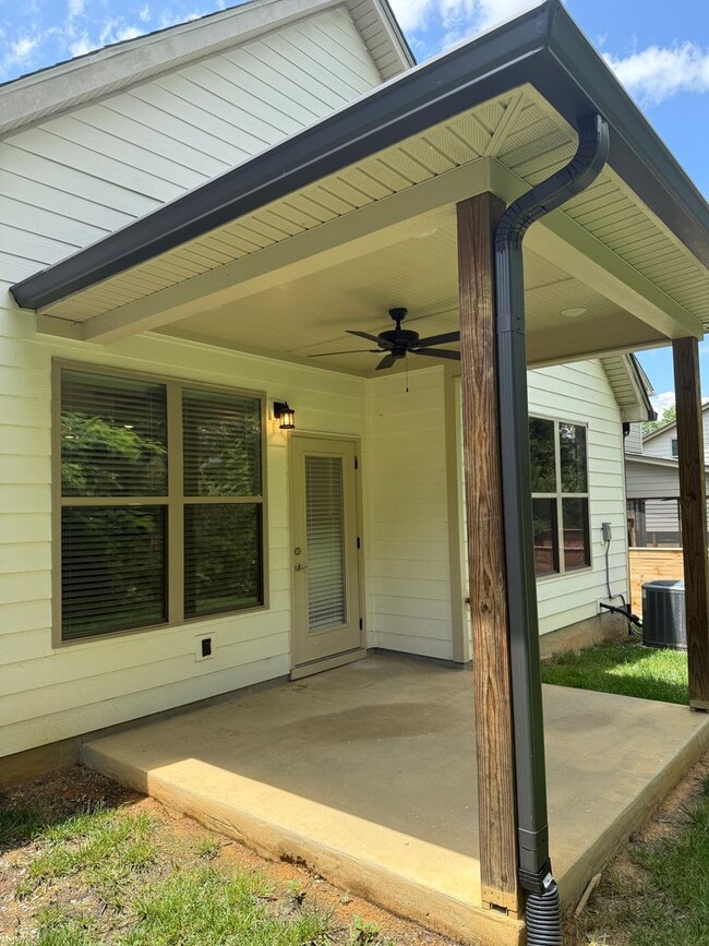 Building Photo - Easy access in Red Bank
