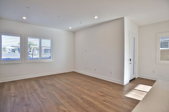 Building Photo - 5 Bedroom SFR in Irvine