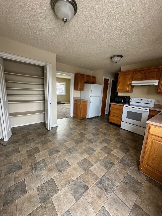 Building Photo - 4 Bedroom Condo near campus