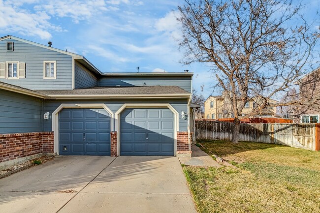 Building Photo - 2 Bedroom, 1.5 Bath Townhome w/ Garage!