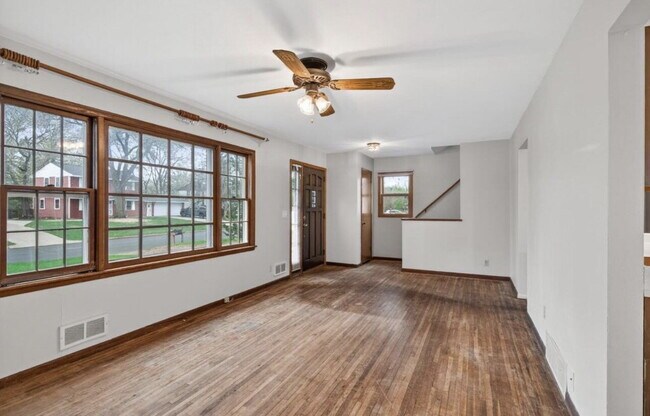 Building Photo - Charming 4-Bedroom Blaine Home with Hardwood Elegance & 2 Full Baths - 1,620 Sq Ft of Comfort!