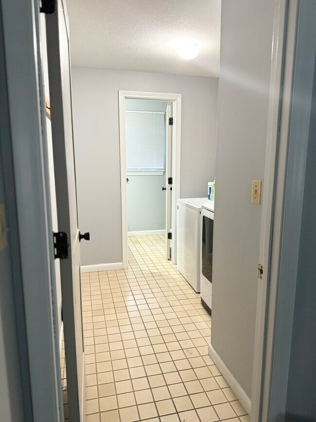 Building Photo - 12 Echo Ln