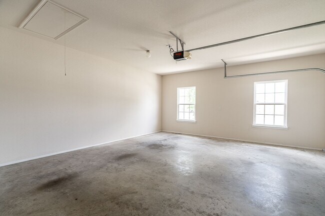 Building Photo - 3 Bedroom 2 Bath West Fay Home w/HUGE Backyard!