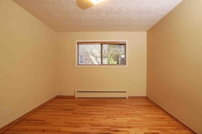 Building Photo - Cozy Condo at Marquam Court. Near OHSU with Parking and Storage