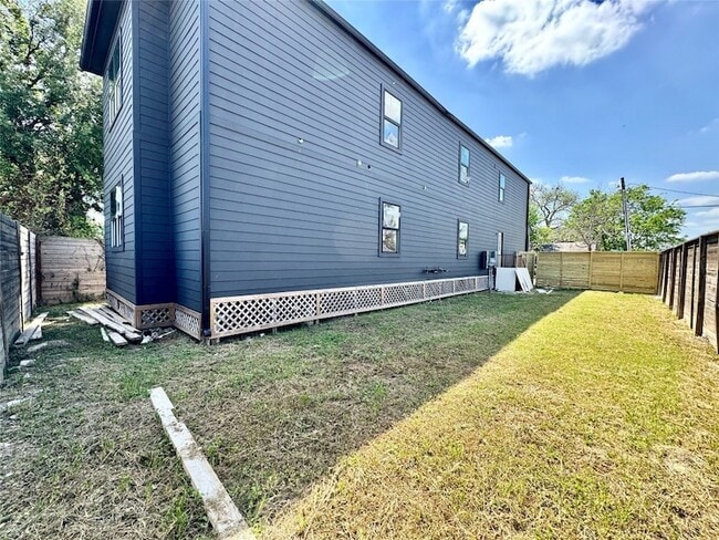 Building Photo - 1002 E 33rd St