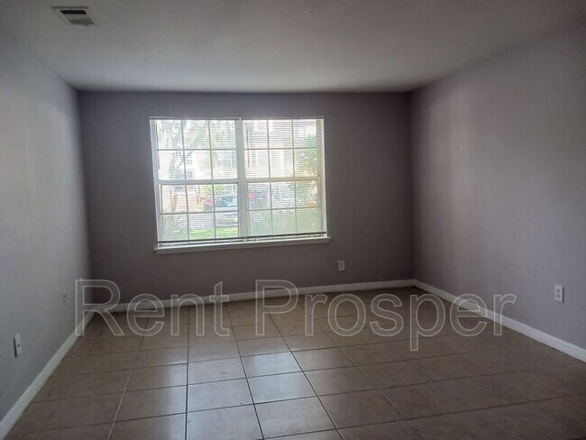 Building Photo - 4180 Versailles Dr