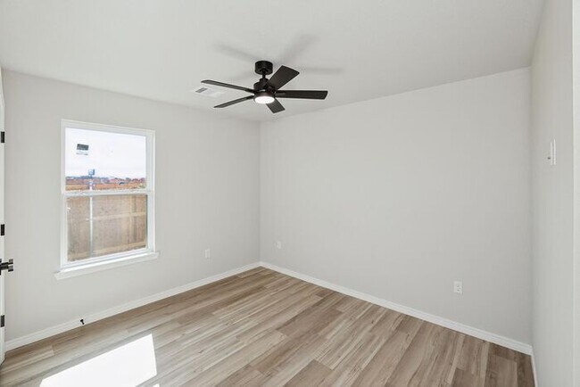 Building Photo - 9004 Oakleaf Ct