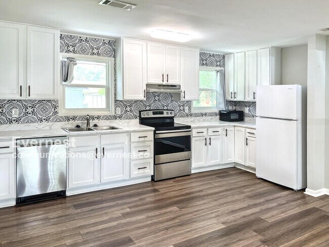Building Photo - 3302 Village Dr SW