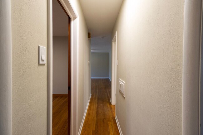 Building Photo - Charming Ranch Home with a great yard in Desirable Southwest Columbia