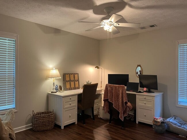 Building Photo - Single Family Home Close to AHS!