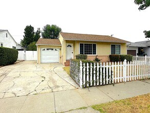 Building Photo - Charming 3-Bedroom, 2-Bath Home in Prime E...