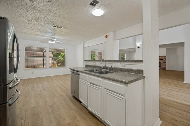 Building Photo - 5518 Heathercrest Dr