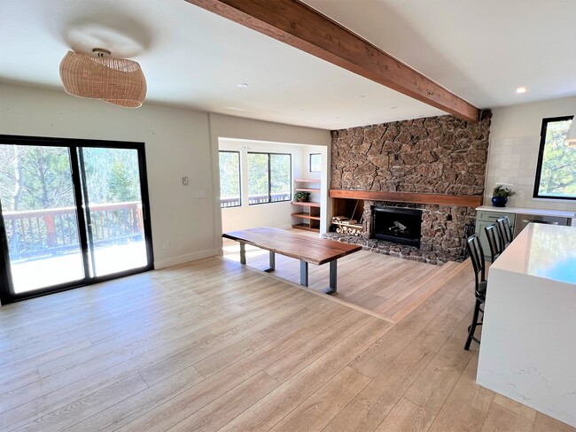 Building Photo - 131 Meadow Ln