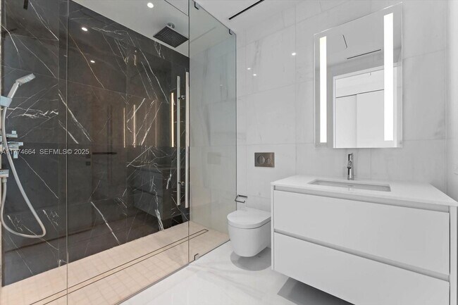 Building Photo - 300 Biscayne Blvd Way