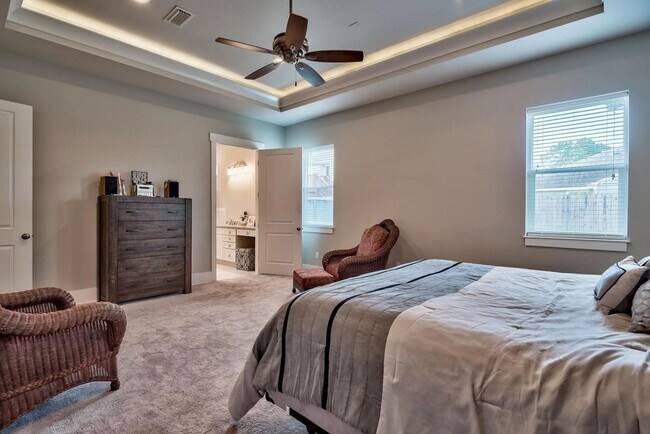 Building Photo - Spacious 4-Bedroom Home for Long-Term Leas...