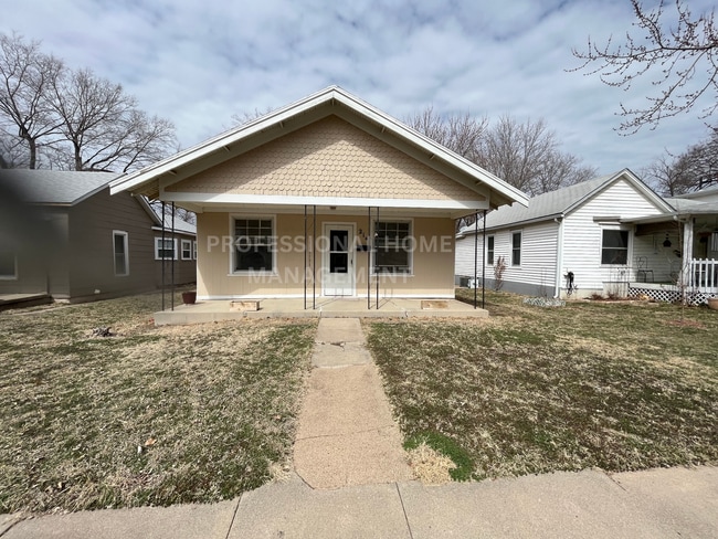 Building Photo - Spacious Home in Newton - 2 Bed/1 bath *Op...