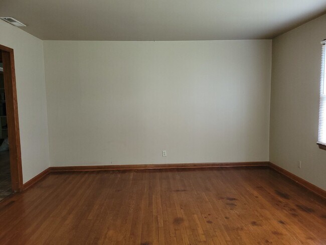 Building Photo - "Spacious 3-Bed Haven with Hardwood Floors in Huntsville – 2115 Sq Ft of Comfort!"