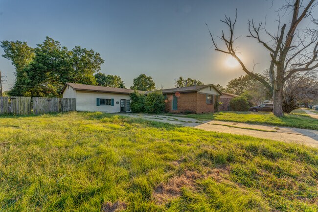 Building Photo - 121 W Pecan St