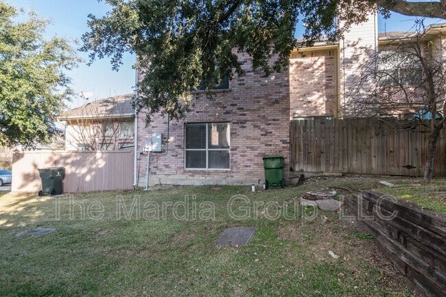 Building Photo - 3904 Brandon Park Dr