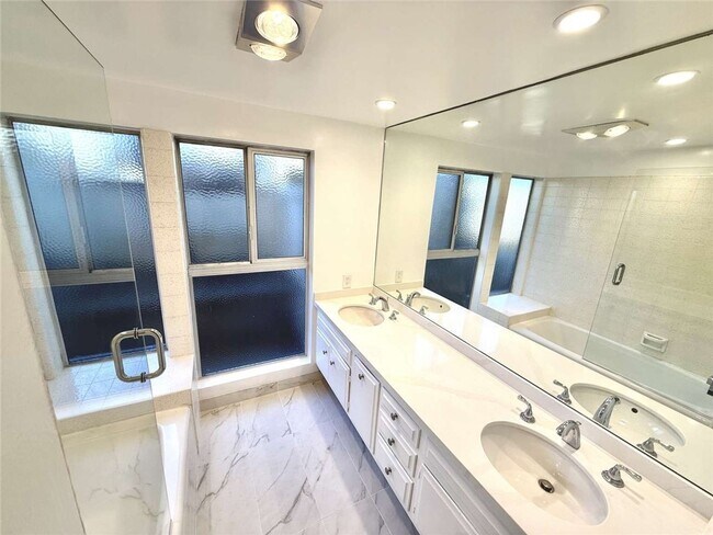 Building Photo - 490 Starlight Crest Dr