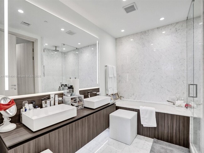 Building Photo - 1000 Brickell Plaza