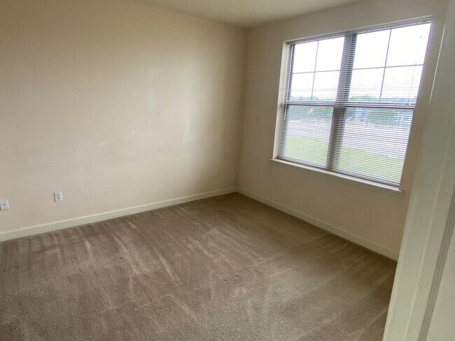 Building Photo - 4110 S Lake Dr