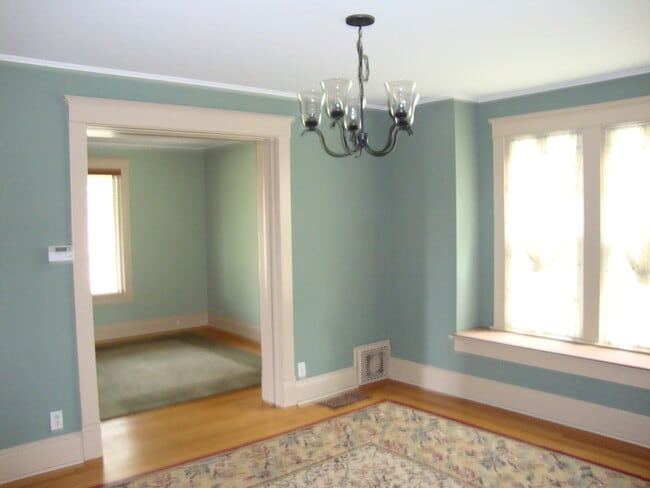 Building Photo - Walking Distance to St. Mary's Hospital and Downtown Rochester