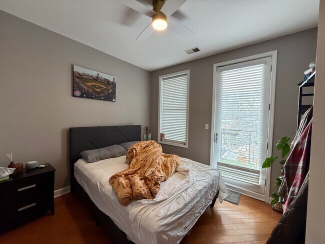 Building Photo - Stunning 2 Bed 2 Bath in the Wicker Park area