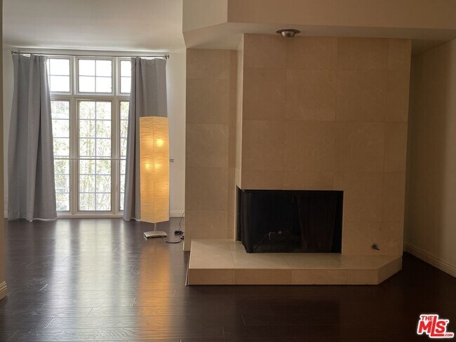 Building Photo - 431 N Doheny Dr
