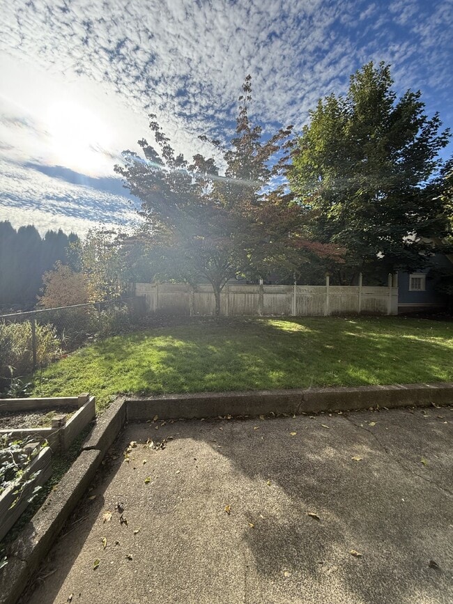 Building Photo - Discover Urban Living at Its Best: Spacious 2-Bedroom Retreat in the Heart of Portland!