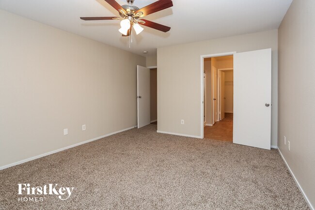 Building Photo - 5508 Crinoline Ave