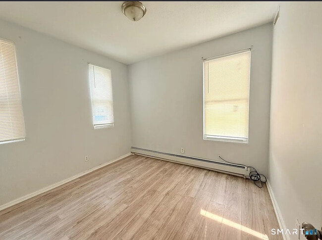 Building Photo - 46 Seyms St