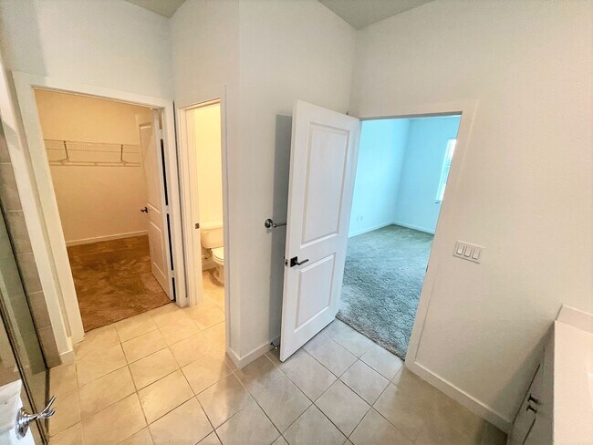 Building Photo - 2951 NE Breezeway Cir
