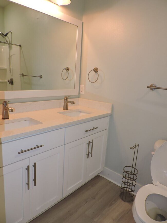 Building Photo - Easy access to interstate, shopping & downtown Pensacola!