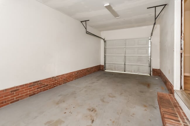 Building Photo - 105 Windmill Orchard Rd