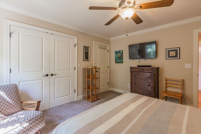 Building Photo - Fully Furnished Home!