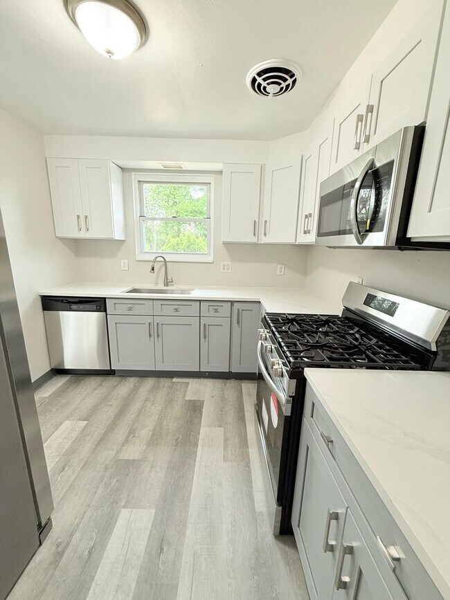 Building Photo - Newly Remodeled 3-Bed, 2-Bath Ranch Style Home