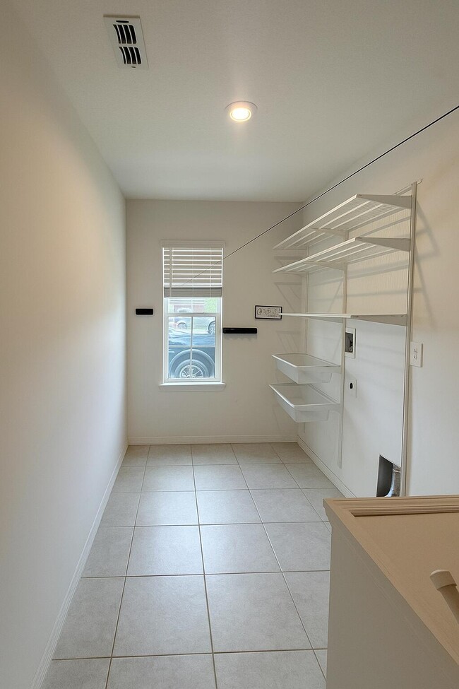 Building Photo - 1963 SW Import Dr