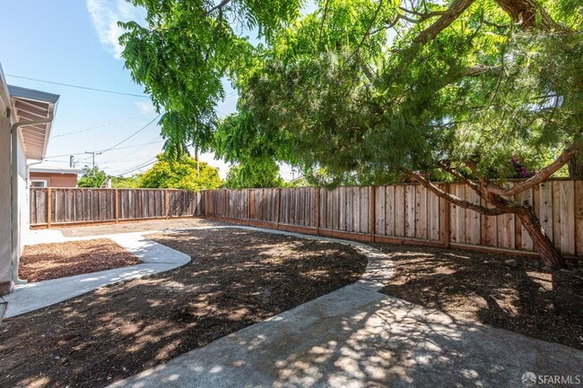 Building Photo - 720 Santa Paula Ave