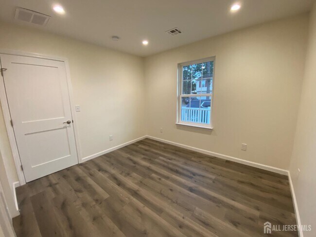 Building Photo - 14 Belmont Ave