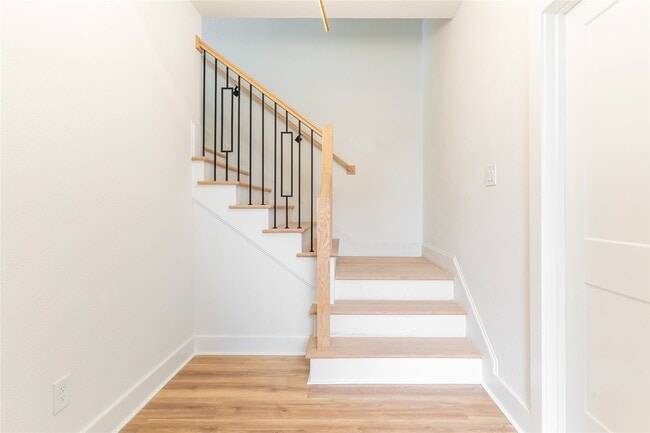 Building Photo - 2426 Ella Blvd