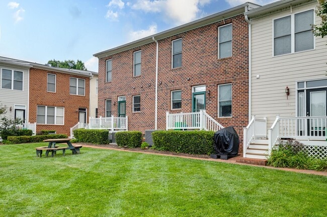 Building Photo - Gorgeous 3 Bedroom Townhome in Oregon Hill...