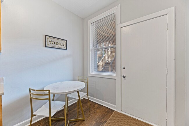 Building Photo - 909 W Agatite Ave