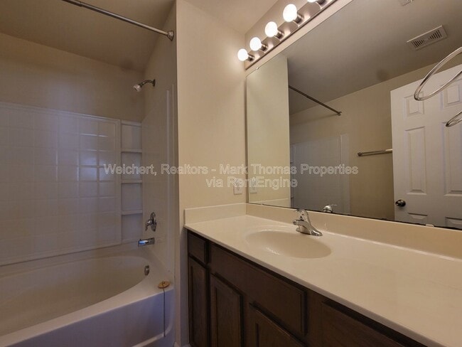 Building Photo - 100 Stratford Lakes Dr